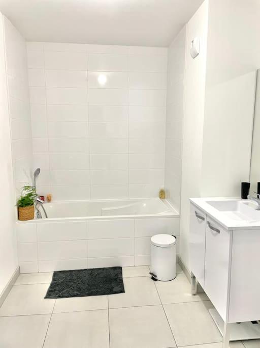 Calme Avec Beau Balcon & Parking A La Courrouze, Proche Centre Appartement *